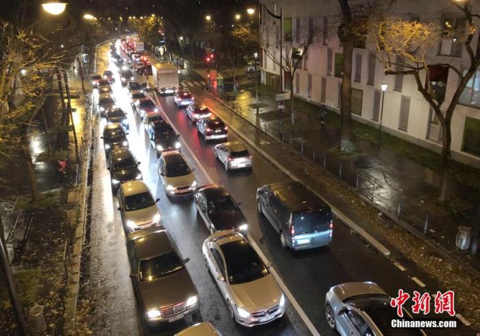 当地时间12月6日，法国大罢工持续进行。更多民众选择开车出行，巴黎交通陷入严重拥堵。6日晚，包括巴黎在内的法兰西岛大区堵车长度一度达500公里。中新社记者 李洋 摄