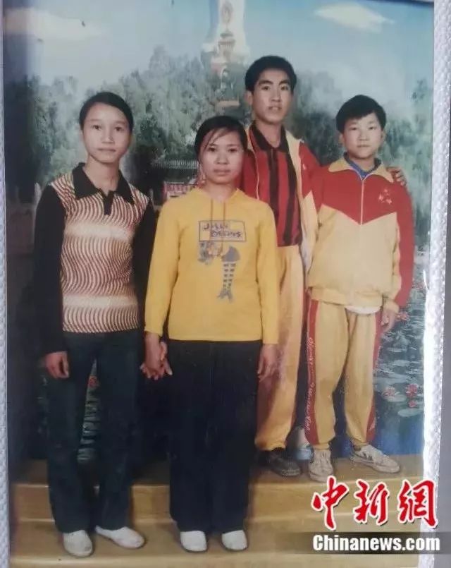 △ 刘秀祥小时候(右二)