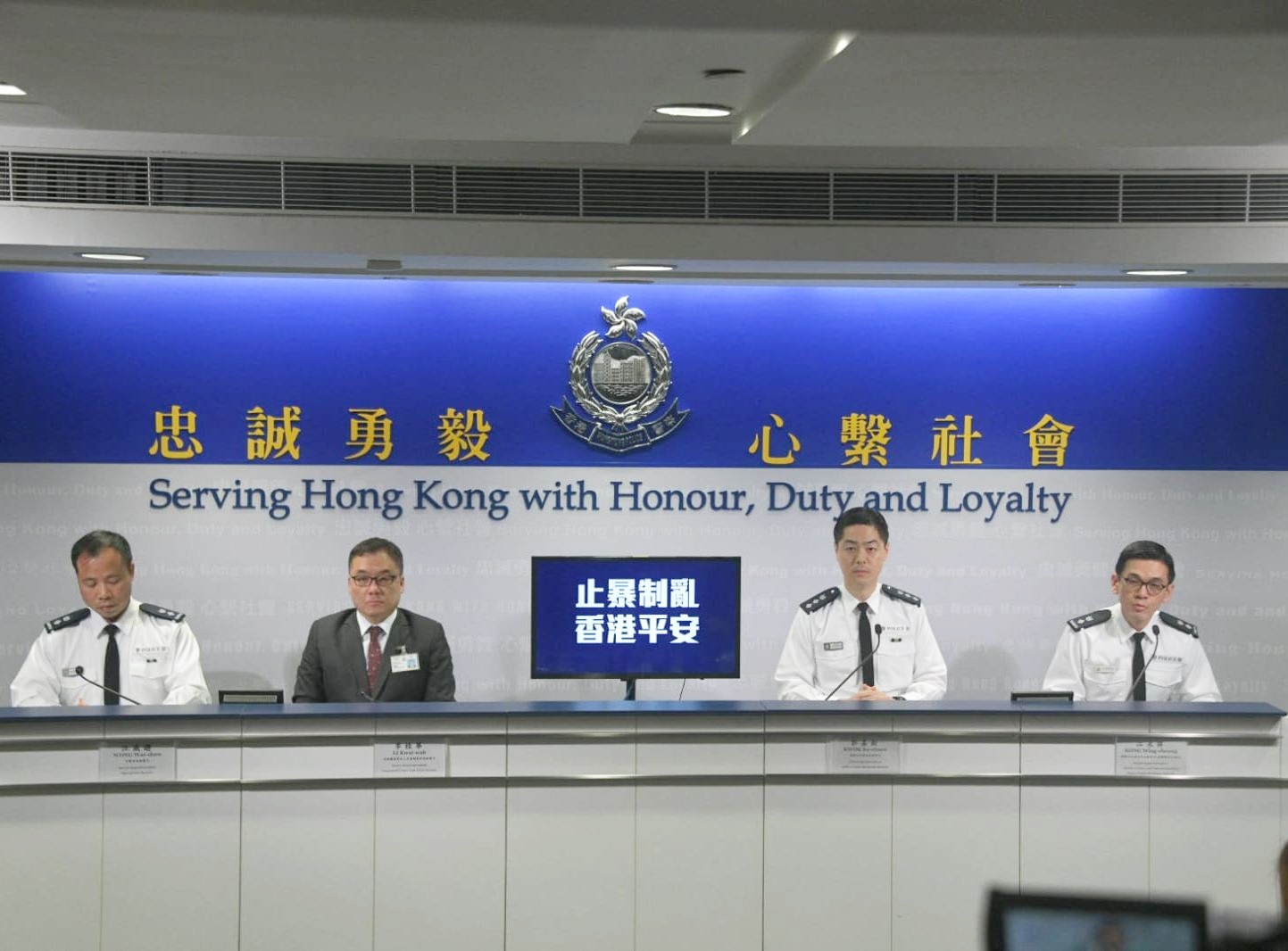 香港1名老师带6名学生私藏攻击性武器 港警：震
