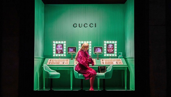Gucci在纽约Saks Fifth Avenue百货的橱窗 图片来源:WWD