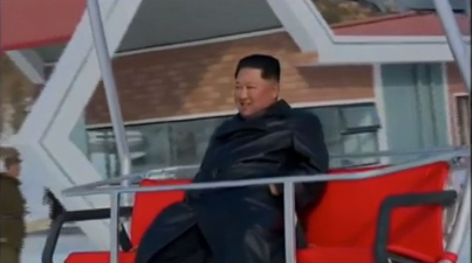 金正恩做缆车参观滑雪场 图:KCTV(朝鲜中央电视台)