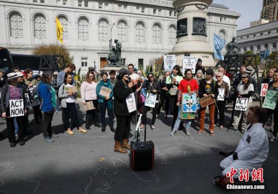 当地时间10月16日,旧金山民众在市政厅附近举行集会,抗议加州政府在化石燃料开采和使用方面的政策,呼吁人们关注气候变化,保护地球家园。中新社记者 刘关关 摄