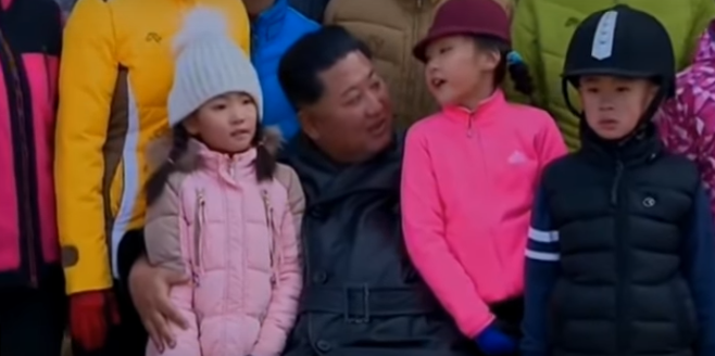 金正恩参观滑雪场、与青少年们合影 图:KCTV
