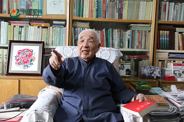 94岁的“文艺战士”胡可在书房接受采访。马頔 摄