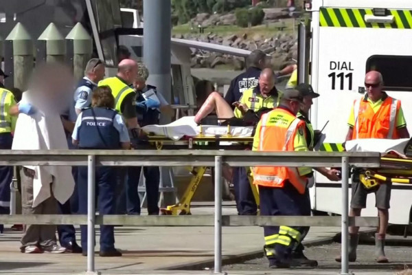  目前18人获救，伤员被送往医院（图源：天空新闻台）