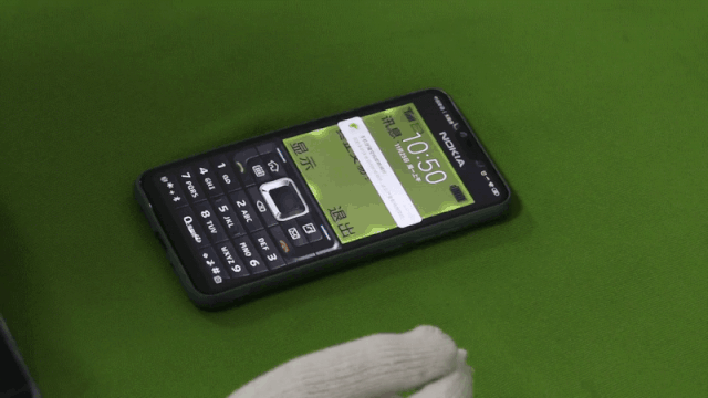 大冷天玩手机手冷长冻疮 戴它点手机再也不怕冻手了 手套 玩手机 触屏 新浪新闻