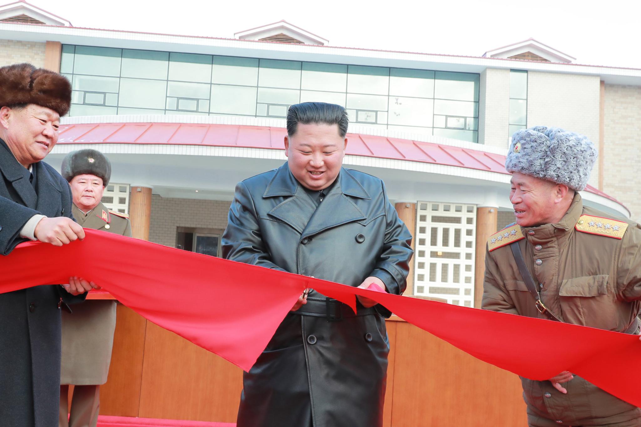 金正恩在典礼上进行剪彩 图:《劳动新闻》