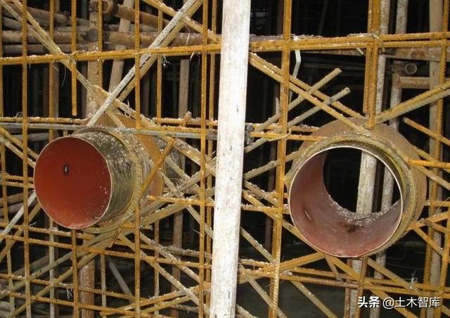 5,人防墙体及人防封堵梁的模板安装,其固定模板的对拉螺栓上严禁
