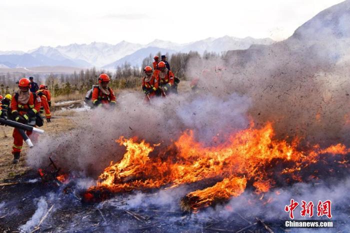 资料图：消防员正在灭火。武雪峰 摄