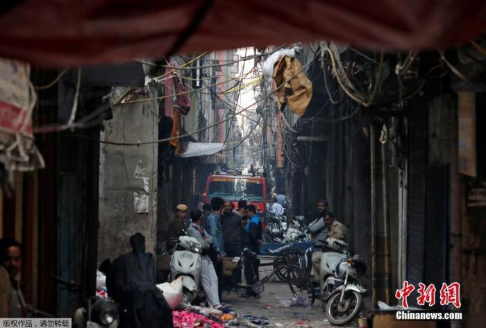 印度工厂大火中2名消防员救出27人 被视为英雄