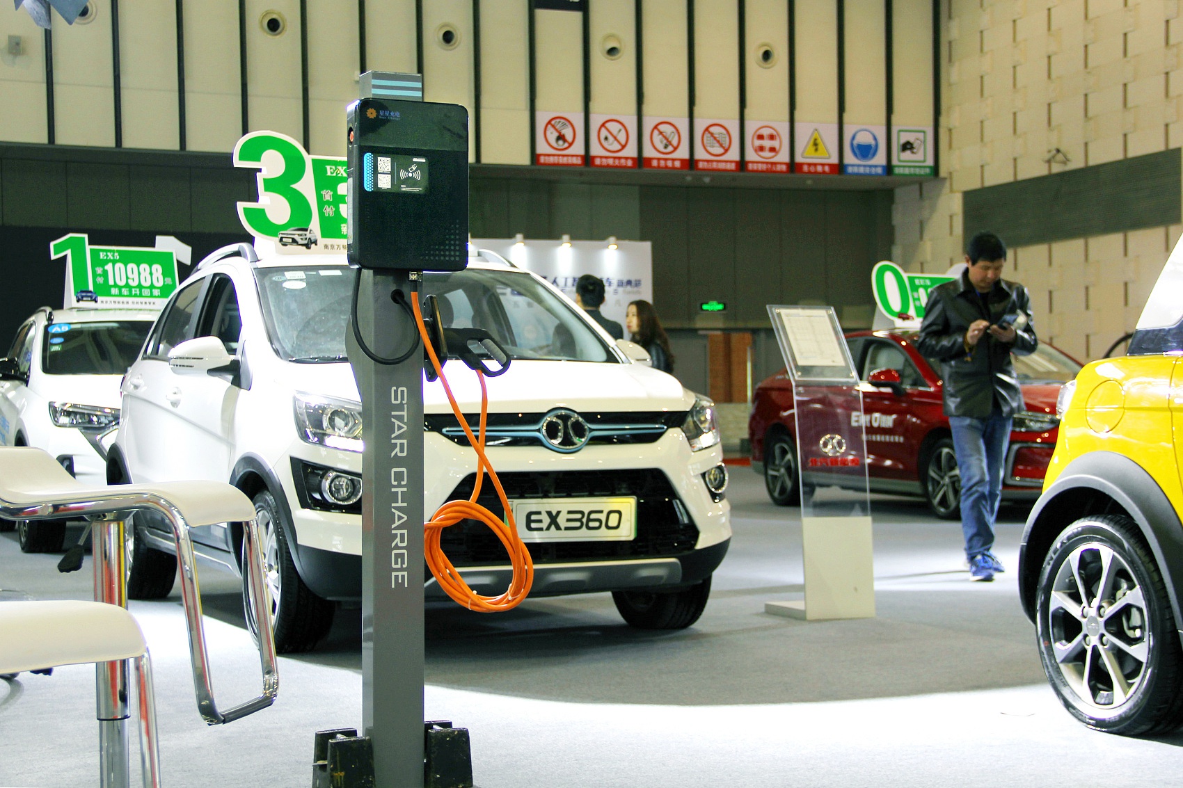 首批新能源车电池迎报废潮 换电池还是低价卖?