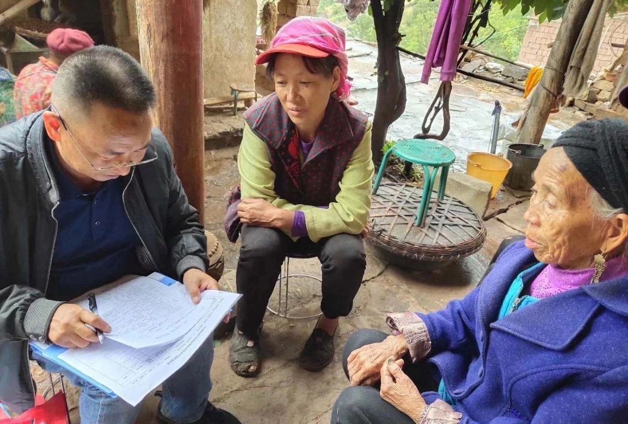 李兴富生前在驻村扶贫点开展工作。 受访者供图
