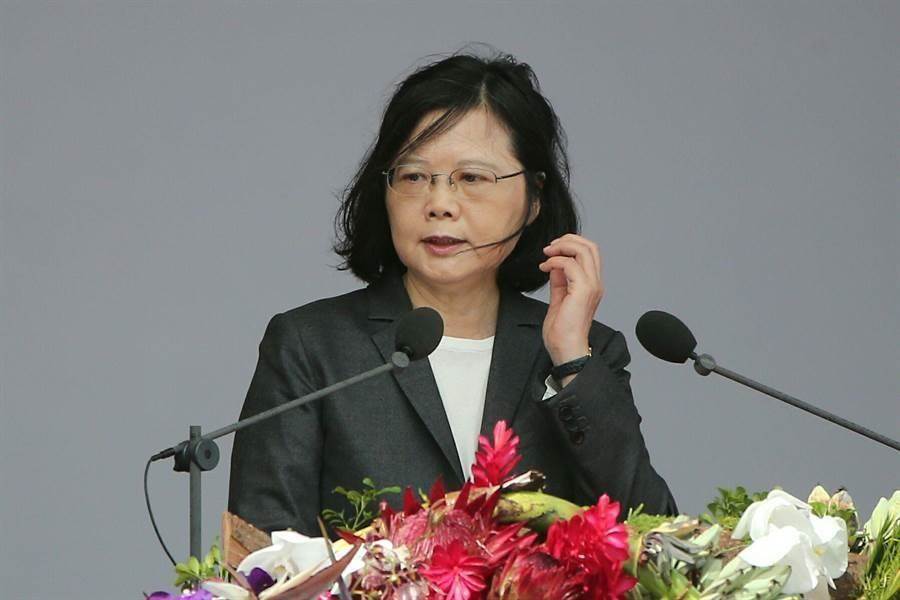 蔡英文讲话没人理 民众在台下猛吃便当后离去