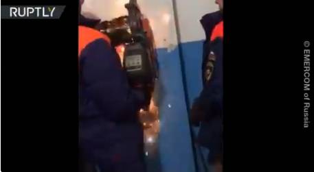 俄男子从28米高通风竖井内坠落 多亏它捡回一条