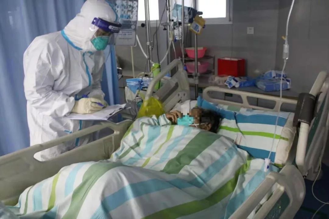 1月25日，本刊记者在武汉某三甲医院病房采访。