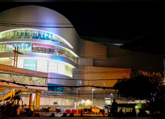 泰国枪击案仍在对峙：枪手杀死长官后冲进商场