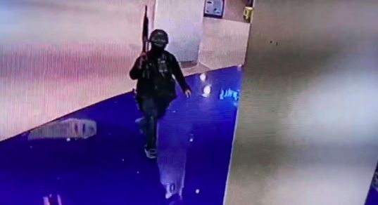 泰国枪击案仍在对峙：枪手杀死长官后冲进商场
