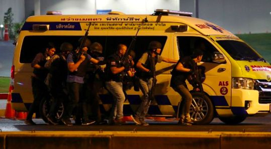 泰国枪击案仍在对峙：枪手杀死长官后冲进商场