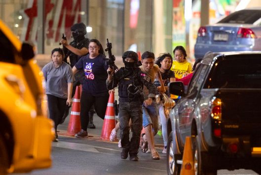 泰国枪击案仍在对峙：枪手杀死长官后冲进商场