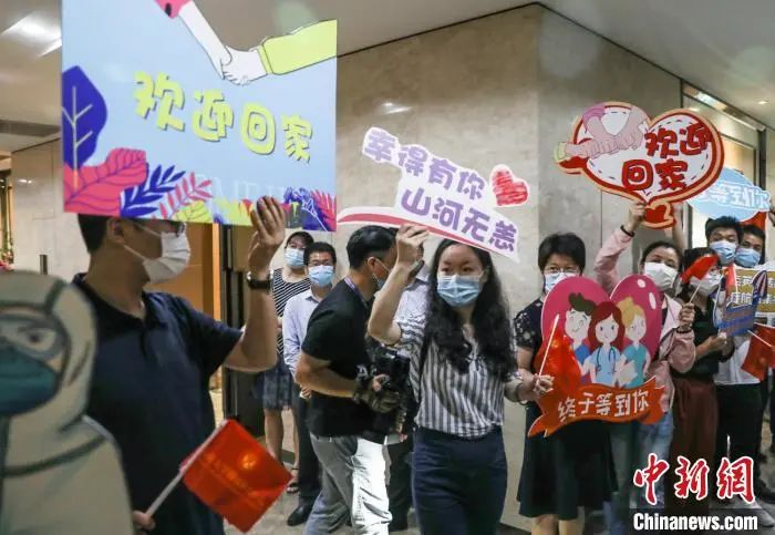 邱海波回家当天的迎接队伍。 张鑫 摄