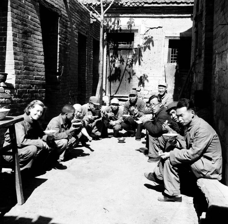 △1948年,伊莎白(左一)在十里店举行社会观察