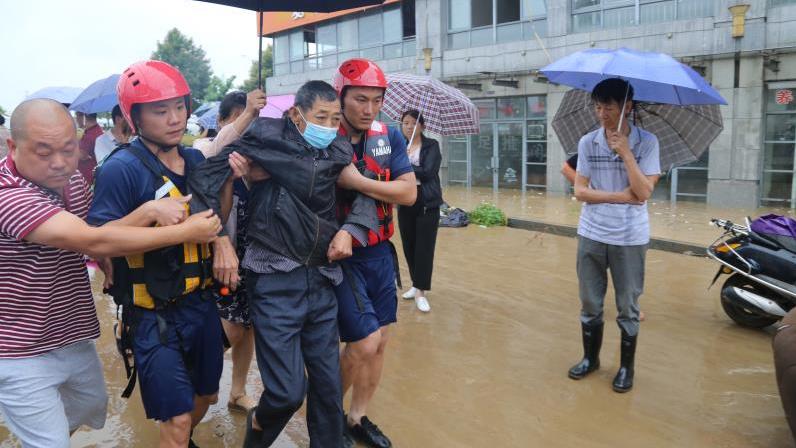 安徽歙县：群众就医遭洪水阻断道路 消防员开船