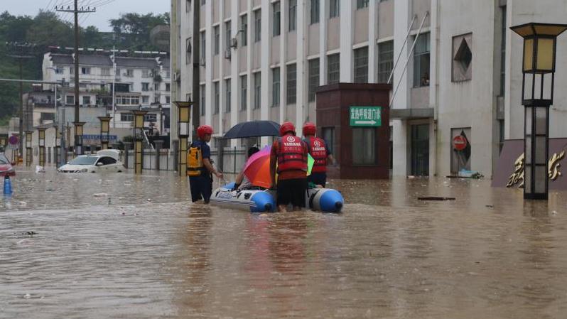 安徽歙县：群众就医遭洪水阻断道路 消防员开船