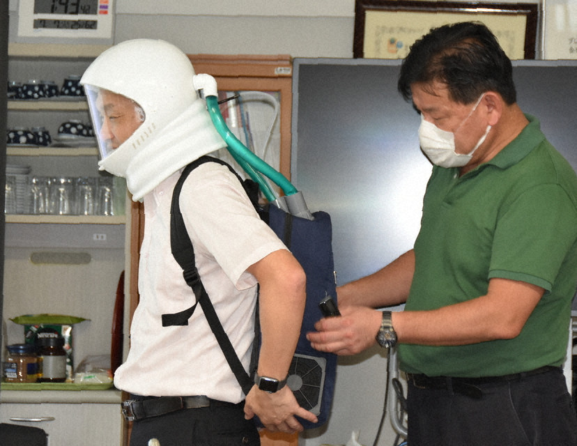 群马大学教授桥本诚司(左)和藤井雄作展示新口罩(每日新闻)