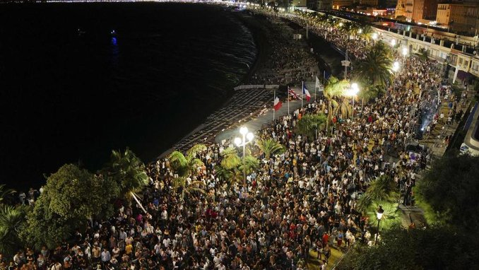 法国5000人毫无防护街头蹦迪 网友：疯了吗(图)