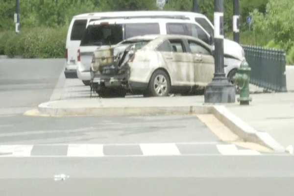 美国最高法院外一辆警车被烧毁 纵火嫌疑人受伤
