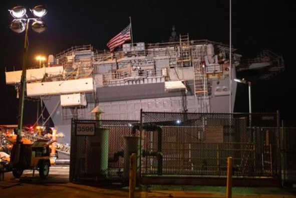 ▲“好人理查德”号两栖攻击舰已经发生倾斜。（图：美海军提供）