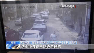 监控记录:女童在空地玩耍闯入驾驶员盲区