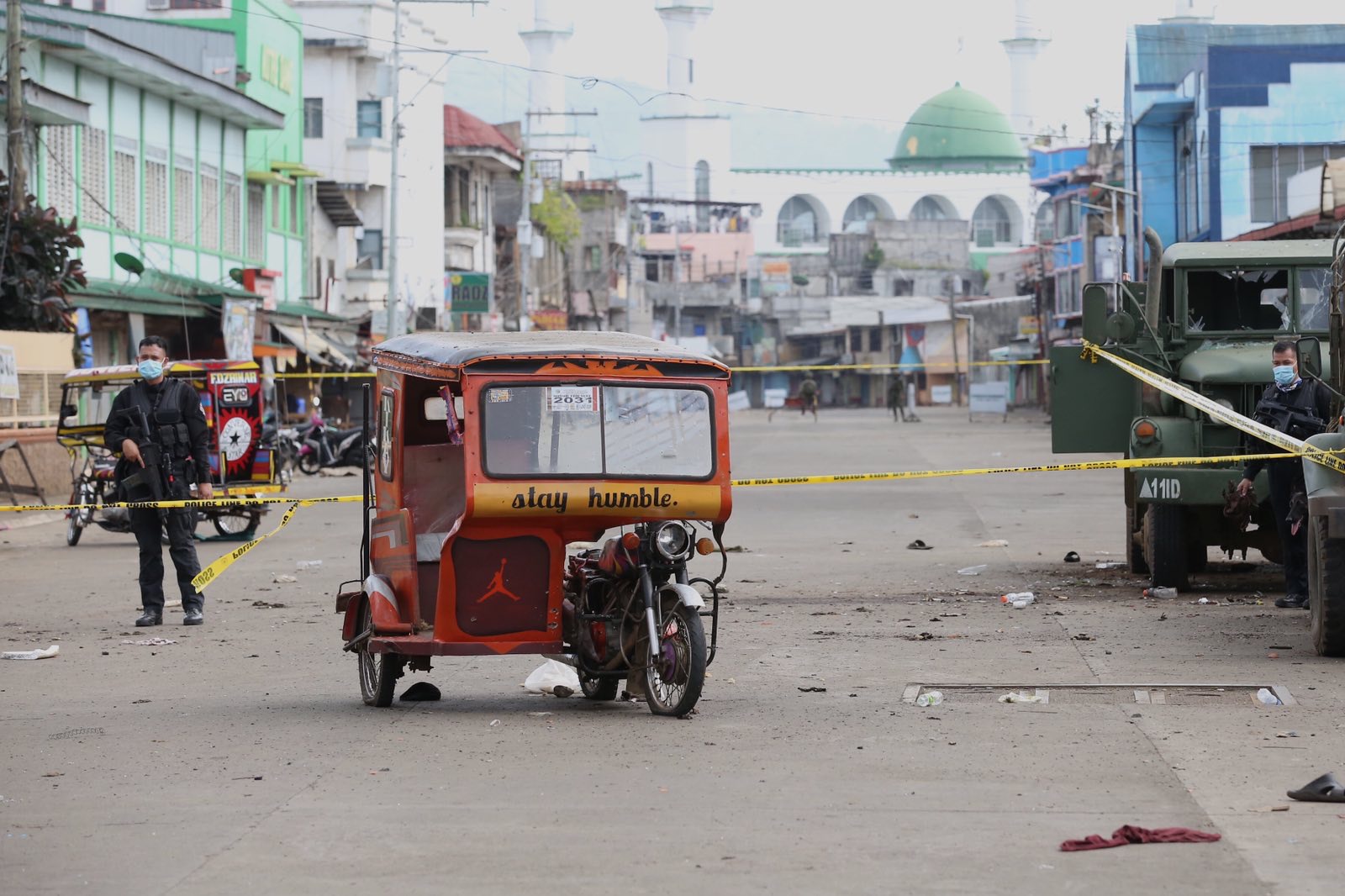 菲律宾总统杜特尔特视察霍洛市连环爆炸现场