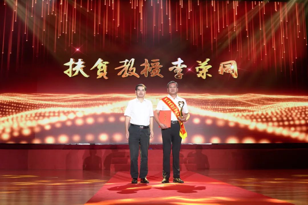 我校“农民教授”李荣同荣膺第三届“感动江西教育年度人物”