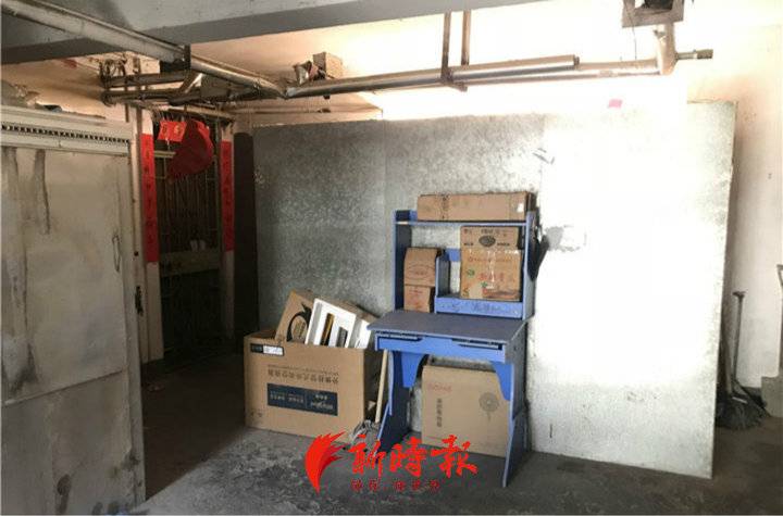 乐山小区一住户门口堆满杂物