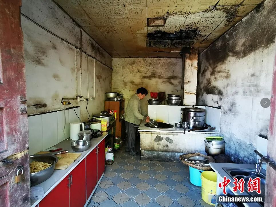 陈果为学生们做饭。苗志勇 摄