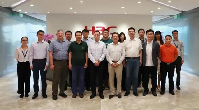 北京控股集团有限公司集团副总经理荣洋(前排右四)一行参观新华三集团