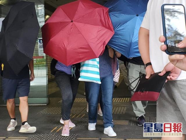 被告张惠珍(蓝长裤)图源:香港《星岛日报》