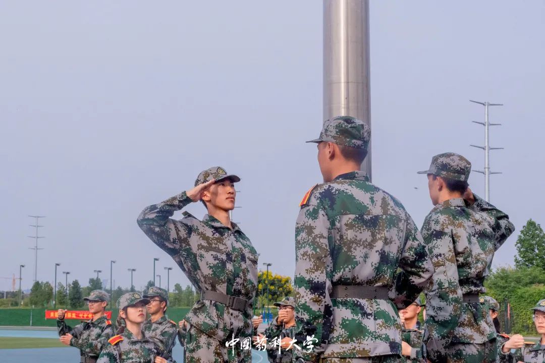 报告!我在药大做护旗手,祝祖国生日快乐!