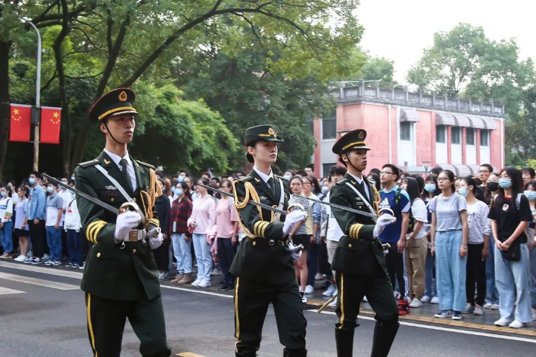 国泰民安,花好月圆!华师祝您国庆、中秋快乐!