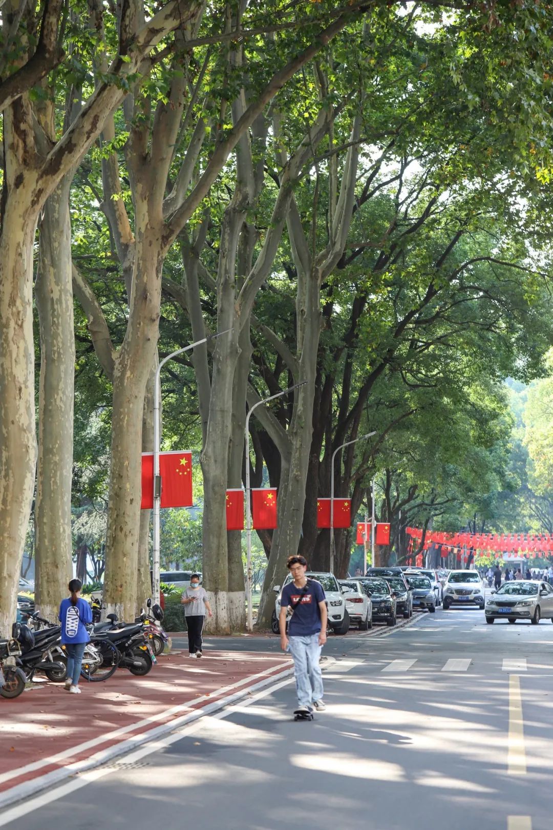 国泰民安,花好月圆!华师祝您国庆、中秋快乐!