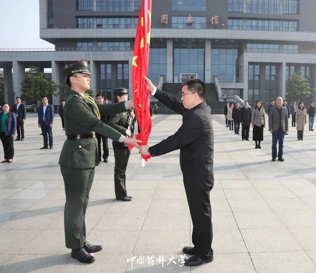 报告!我在药大做护旗手,祝祖国生日快乐!