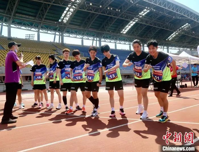 资料图:中国羽超联赛队员们预备举行体测。中国羽协供图