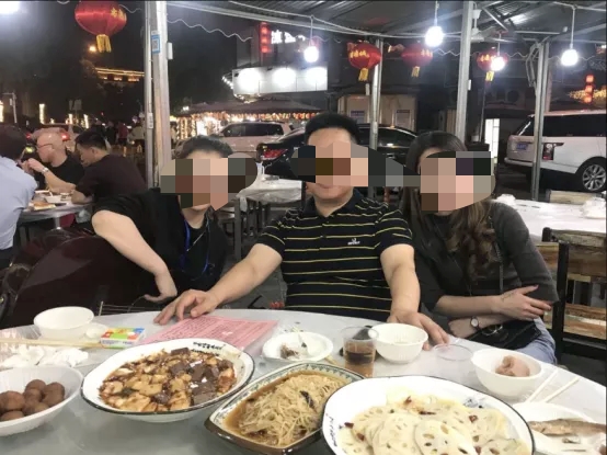 遠成公司公衆號中貼出了劉鵬在武漢接受異性陪侍的圖片