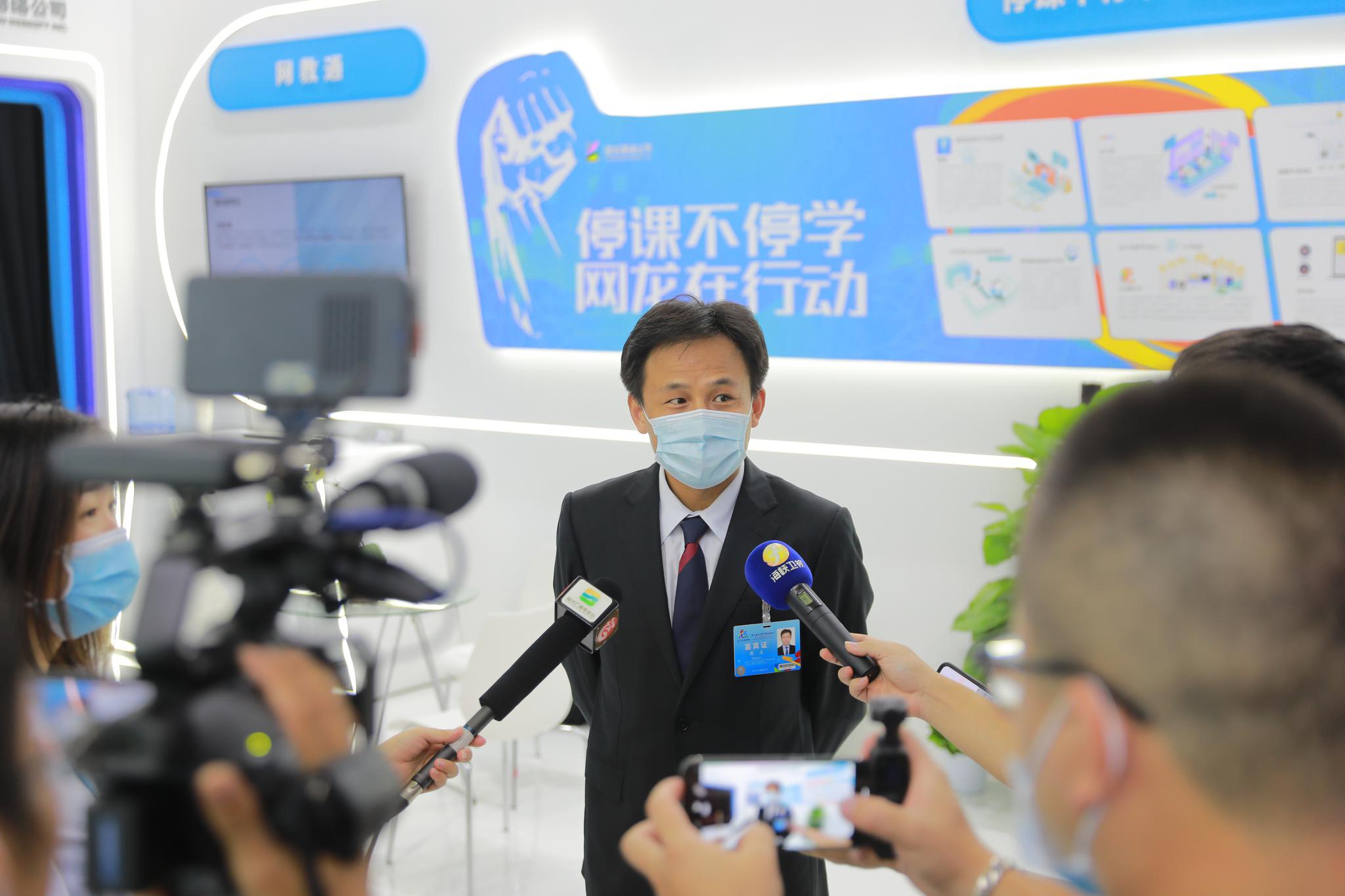 网龙首席执行官熊立博士在现场介绍网龙“停课不停学”产品。