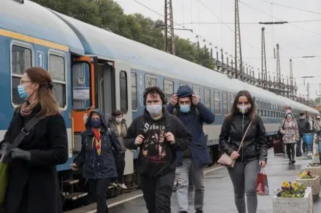 欧洲疫情告急:巴黎宵禁,英国启动三级新冠警戒系统 欧股崩了