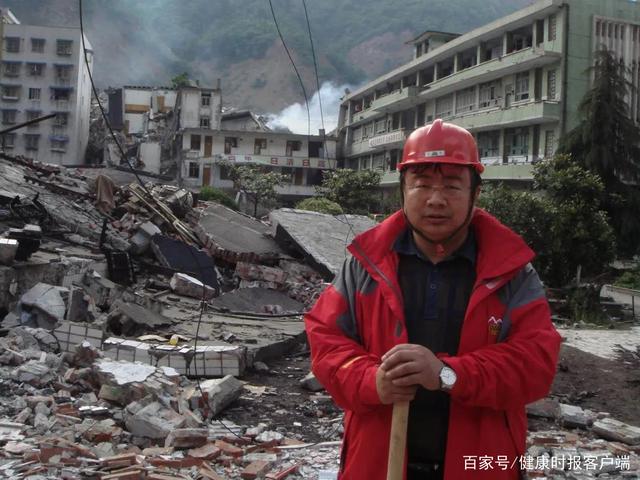 刘晓光在参与四川汶川特大地震时照片。图片来自北医三院官微