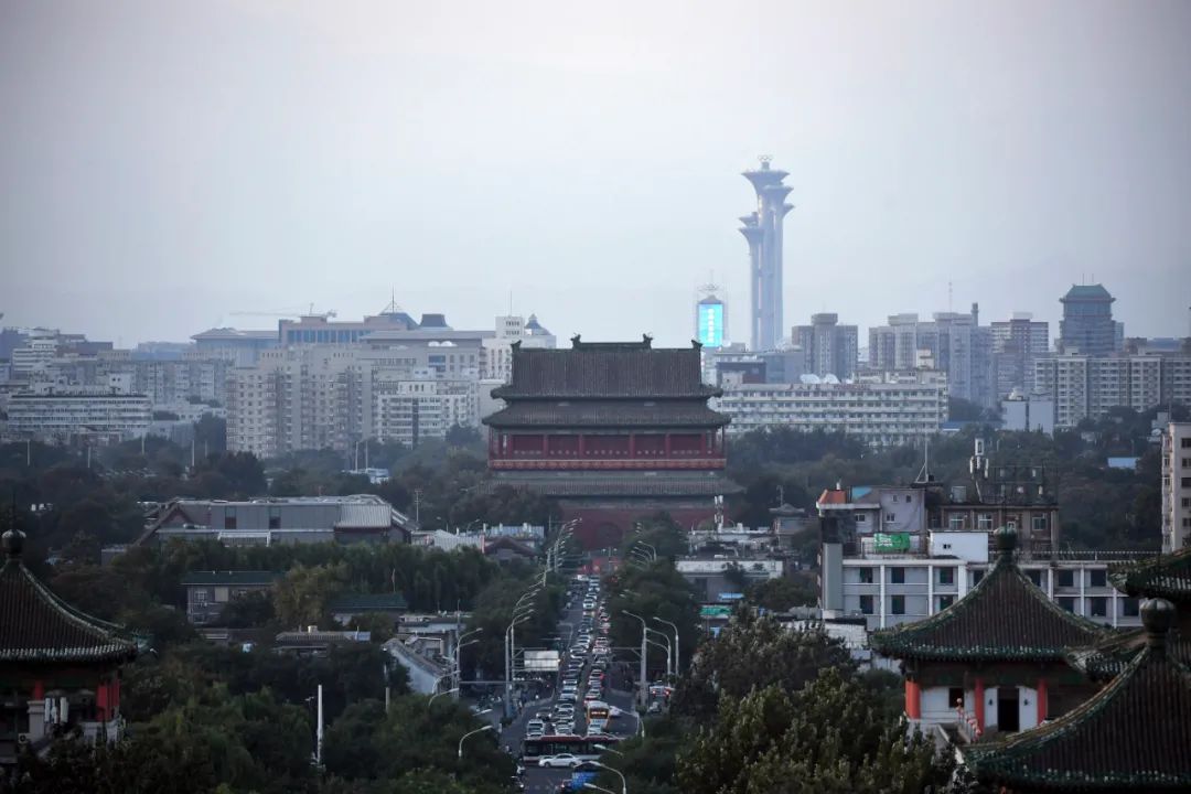 ▲这是9月4日拍摄的北京中轴线上的鼓楼和远处的玲珑塔及奥林匹克塔。新华社记者 鞠焕宗 摄