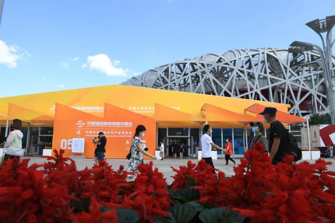 ▲观众在位于北京奥林匹克公园中轴景观大道的服贸会专题展区参观（9月9日摄）。新华社记者 鲁鹏 摄