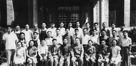 △1951年近代物理研究所全体职员。前排左起:胡文琦、肖振熹、邓稼先、彭桓武 、赵忠尧、 钱三强。 、何泽慧、肖健、王素铭。